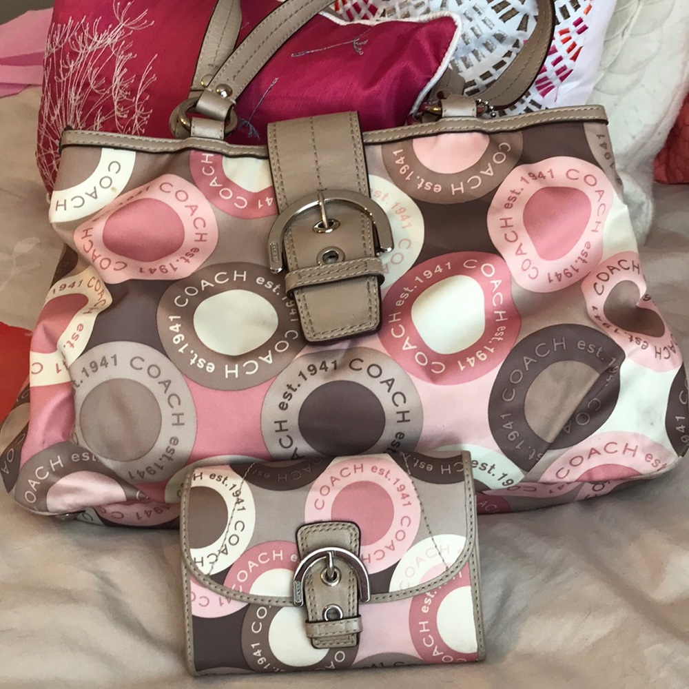 Coach Sign. Pink Snap Head Soho Carryall & wallet